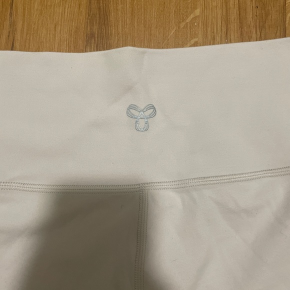 Aritzia biker shorts - Picture 3 of 5